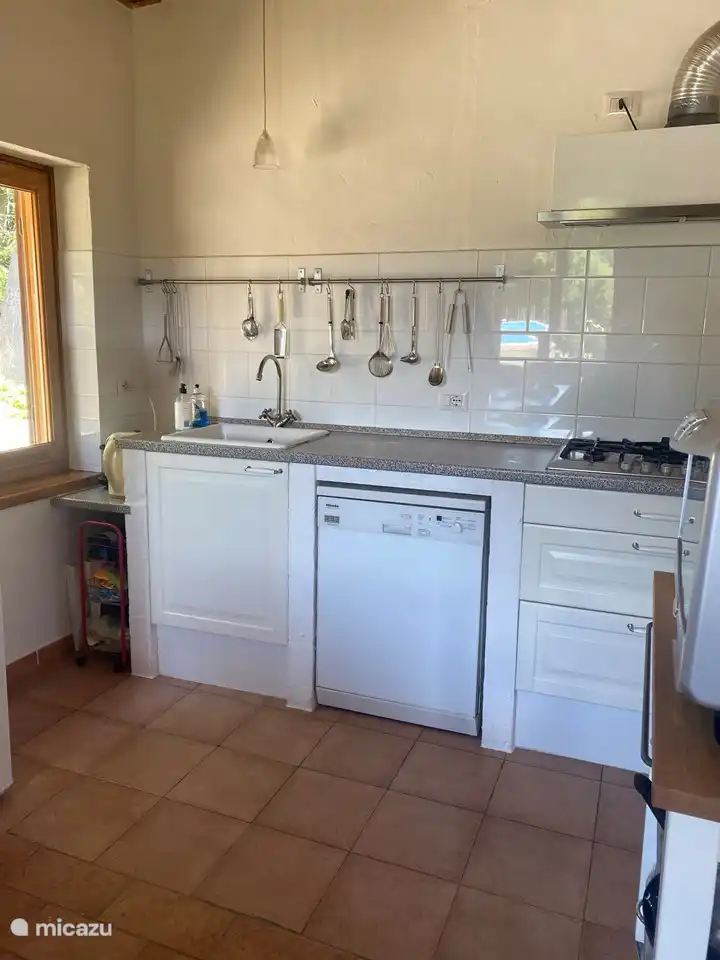 Gut ausgestattete Küche.