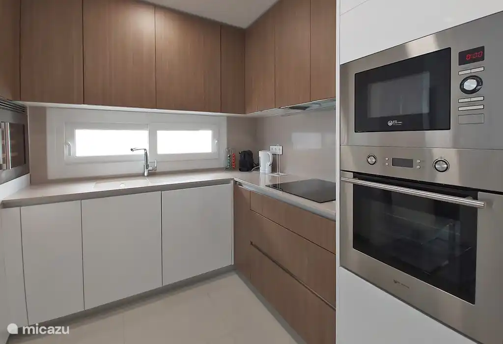 cocina con horno y microondas.