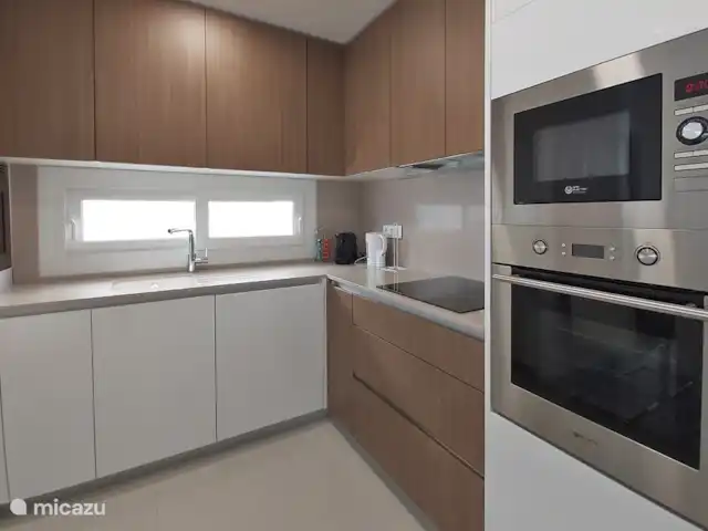 Amay 880 No.30 Torrevieja en España, Costa Blanca, Torrevieja - apartamento cocina con horno y microondas.