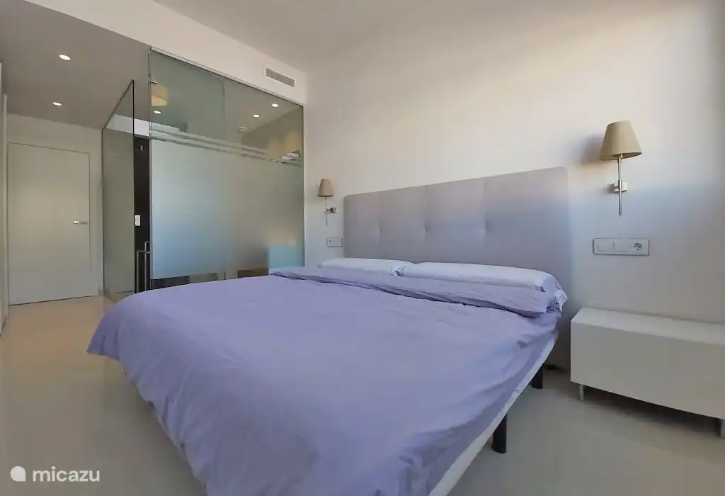 Dormitorio 1 con baño en suite.