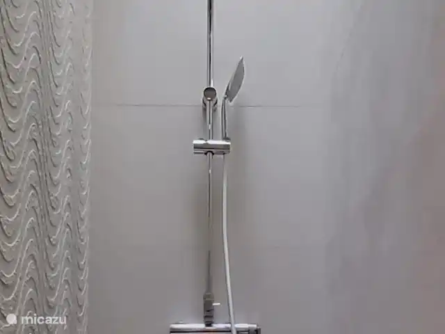 Amay 880 No.30 Torrevieja en España, Costa Blanca, Torrevieja - apartamento Preciosa ducha con luz natural, también puedes abrir la cúpula.