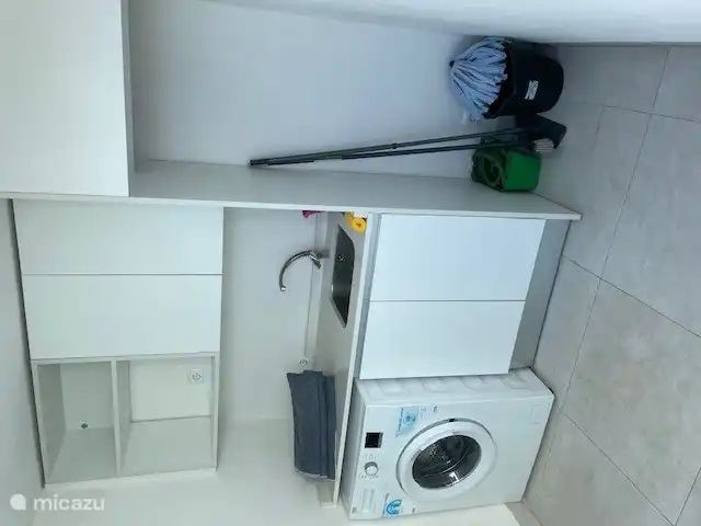 lavadora está en la terraza de la azotea.