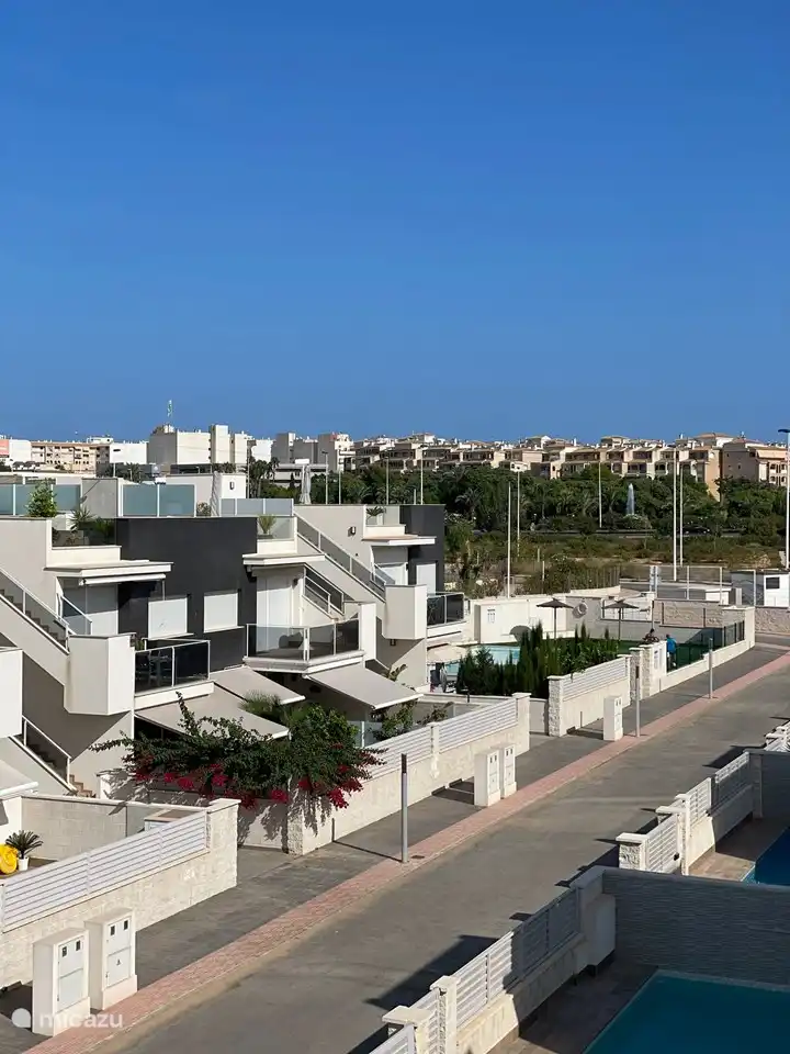 Los apartamentos en la pequeña residencia con piscina comunitaria