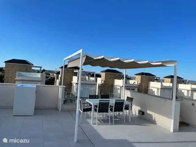 Amay 880 No.30 Torrevieja en España, Costa Blanca, Torrevieja - apartamento mesa de comedor en la terraza de la azotea para disfrutar de maravillosas veladas.