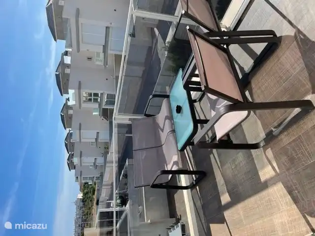 balcón adyacente a la sala de estar con asientos.