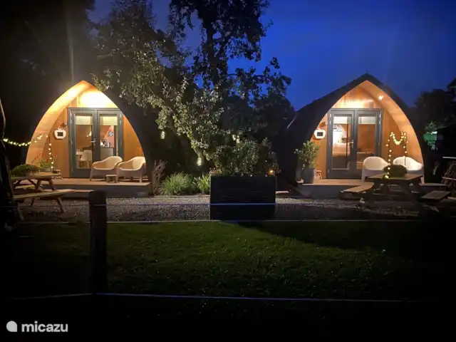 Location de Vacances Pays-Bas, Brabant-Septentrional, Alternate, chambres d'hôtes - B&B de Roem van Altena pod 1 Les deux pods scandinaves le soir.