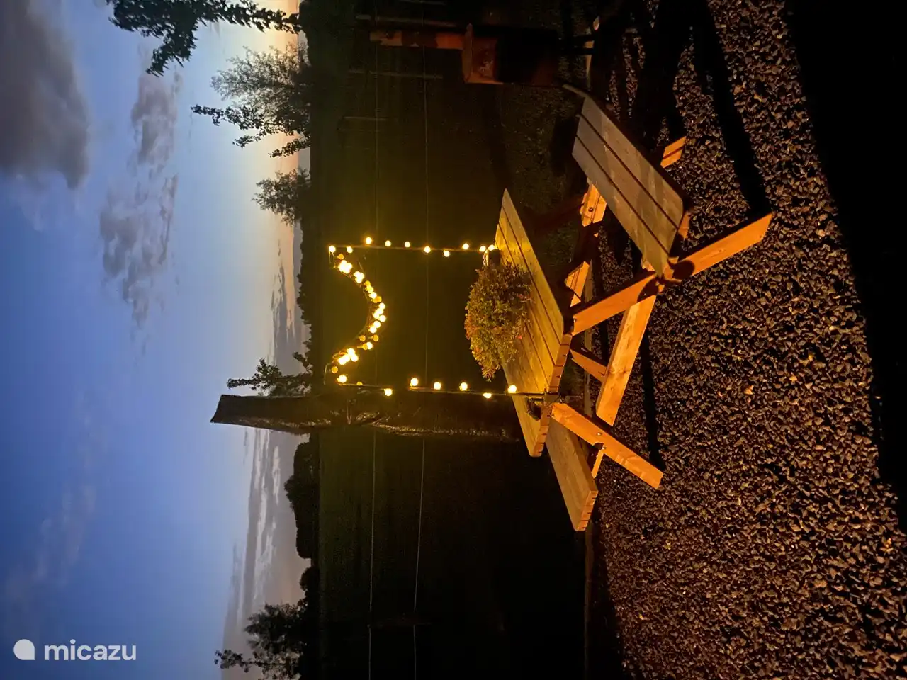 Picknicktisch mit stimmungsvoller Beleuchtung.