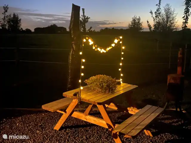 Location de Vacances Pays-Bas, Brabant-Septentrional, Alternate, chambres d'hôtes - B&B de Roem van Altena pod 1 Table de pique-nique avec éclairage d'ambiance.