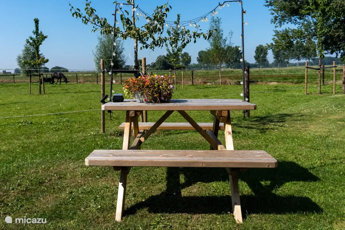 Blick auf das Ackerland.