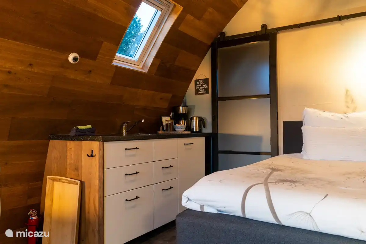 Die Küche im Pod. Ausgestattet mit Kaffeemaschine, Wasserkocher und separatem Induktionskochfeld.