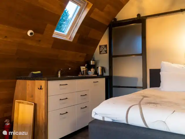 Location de Vacances Pays-Bas, Brabant-Septentrional, Alternate, chambres d'hôtes - B&B de Roem van Altena pod 1 La cuisine dans le pod. Équipée d'une cafetière, d'une bouilloire et d'une plaque à induction séparée.