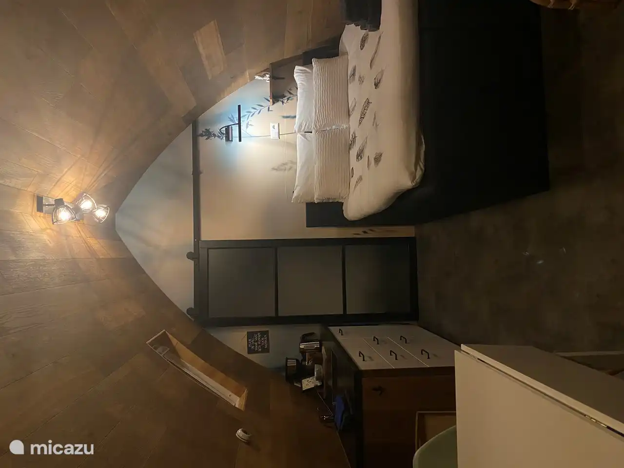 Überblick über die stimmungsvolle Einrichtung im skandinavischen Pod.