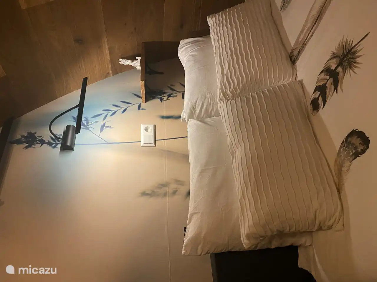 Nachtlicht über dem Bett.