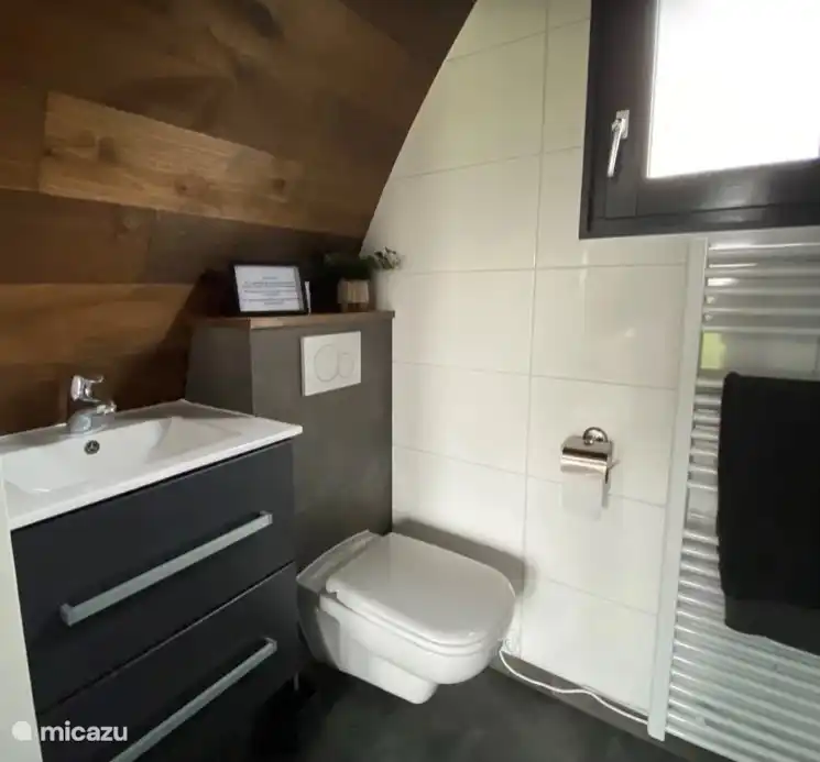 Das Badezimmer mit eigener Toilette.