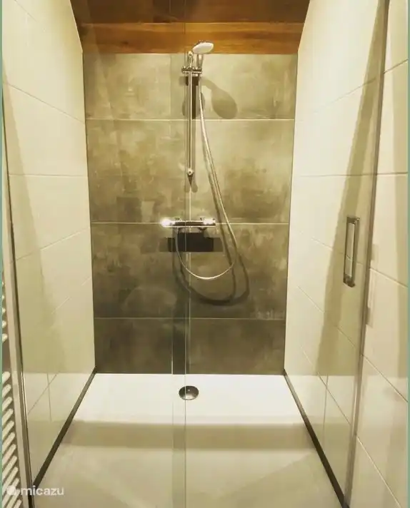 Geräumige Dusche mit Anschluss an die Zentralheizung.