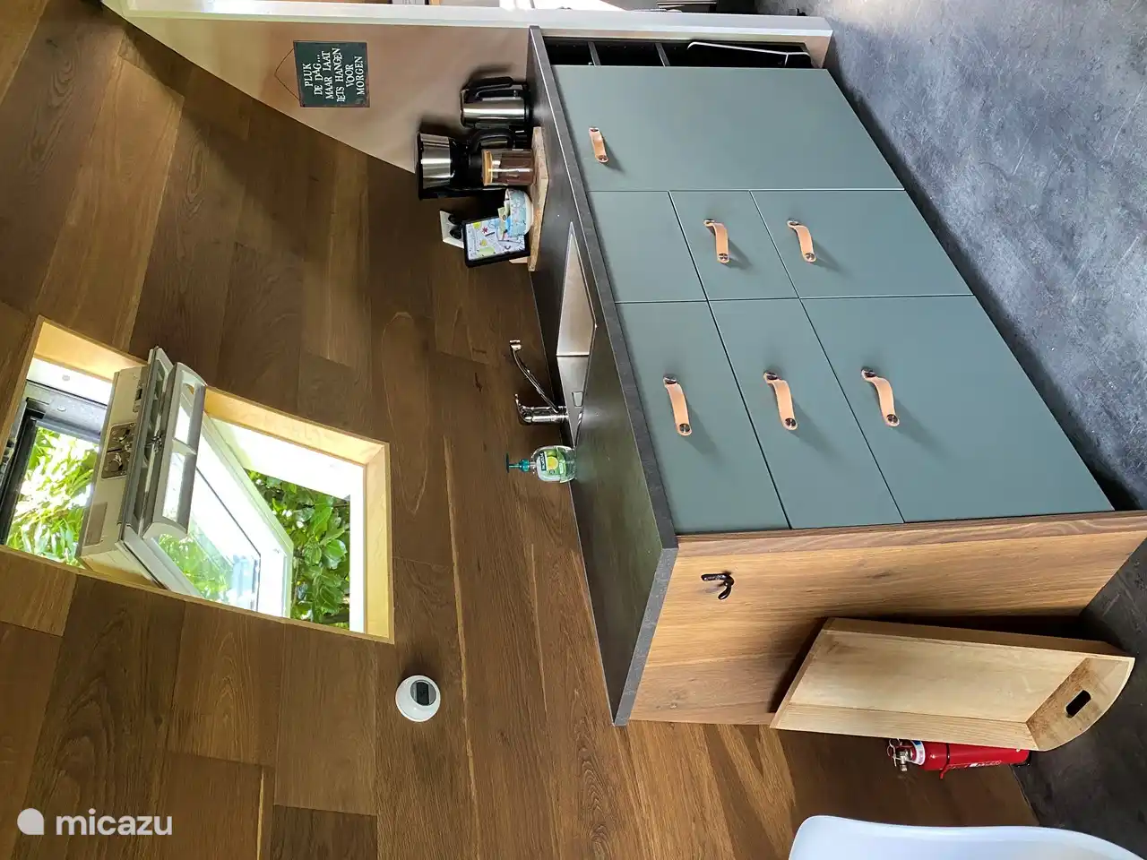 Die Küche ist mit einer Kaffeemaschine, einem Wasserkocher, einem Kühlschrank und einem separaten Zwei-Flammen-Induktionskochfeld ausgestattet.