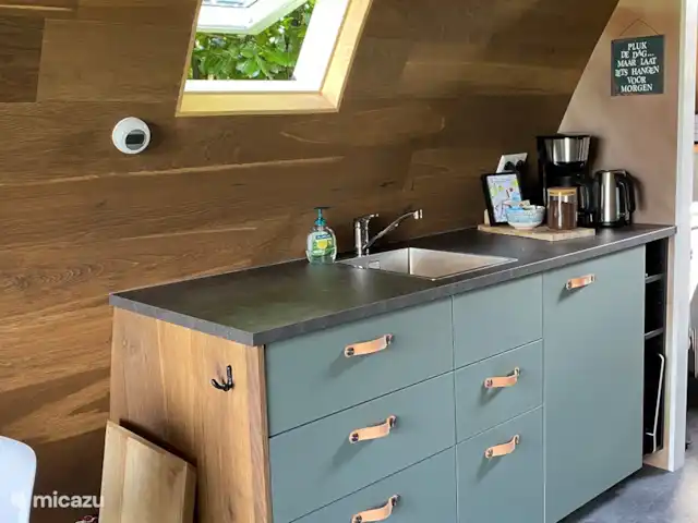 Location de Vacances Pays-Bas, Brabant-Septentrional, Alternate, chambres d'hôtes - B&B de Roem van Altena pod 2 La cuisine est équipée d'une cafetière, d'une bouilloire, d'un réfrigérateur et d'une plaque à induction séparée à deux feux.