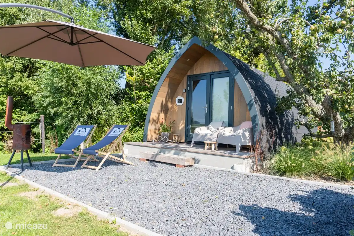 Zwei Strandkörbe stehen bereit, um die Sonne optimal zu genießen.