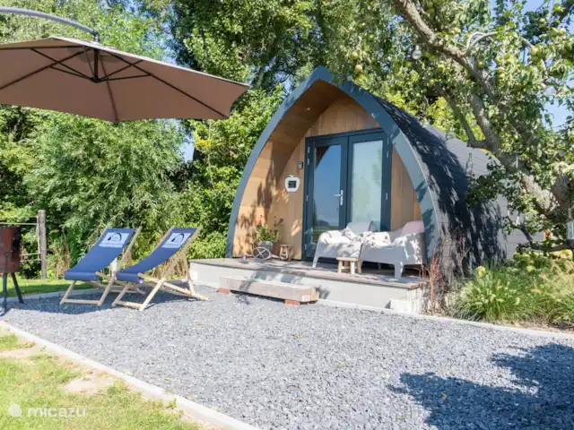 Location de Vacances Pays-Bas, Brabant-Septentrional, Alternate, chambres d'hôtes - B&B de Roem van Altena pod 2 Deux transats sont à votre disposition pour profiter pleinement du soleil.