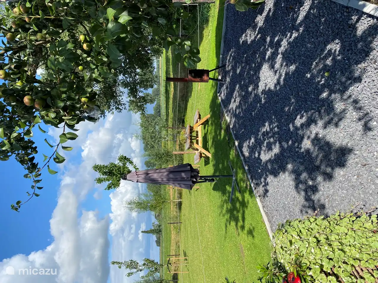 Die Terrasse mit dem Holzofen. Holz bei uns erhältlich, Kosten pro Holzkorb 7,00 €.