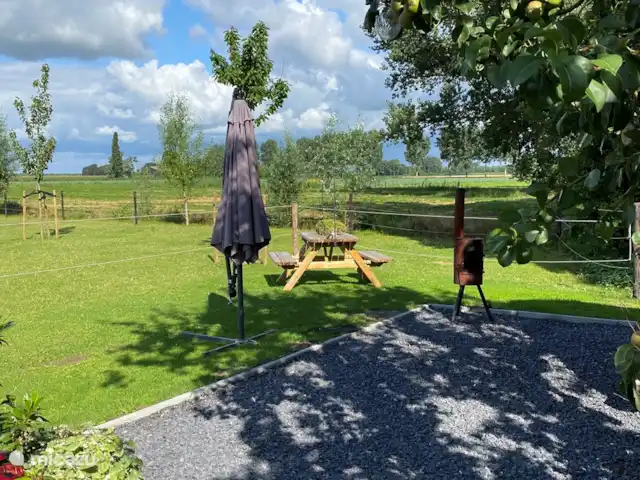 Location de Vacances Pays-Bas, Brabant-Septentrional, Alternate, chambres d'hôtes - B&B de Roem van Altena pod 2 La terrasse avec le poêle à bois. Bois disponible chez nous, les frais sont de 7,00 € par panier de bois.