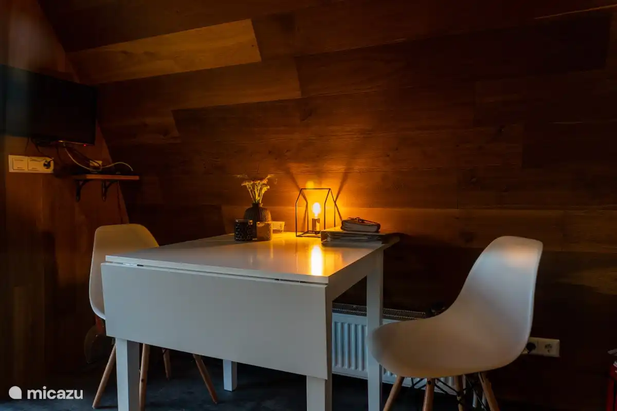 Esstisch mit zwei Stühlen.