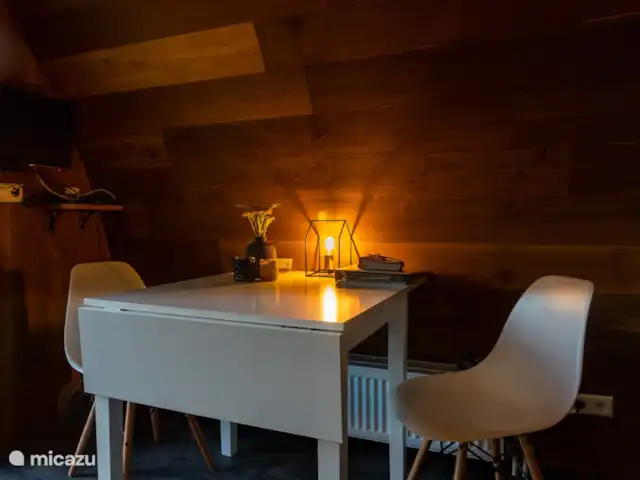 Location de Vacances Pays-Bas, Brabant-Septentrional, Alternate, chambres d'hôtes - B&B de Roem van Altena pod 2 Table à manger avec deux chaises.