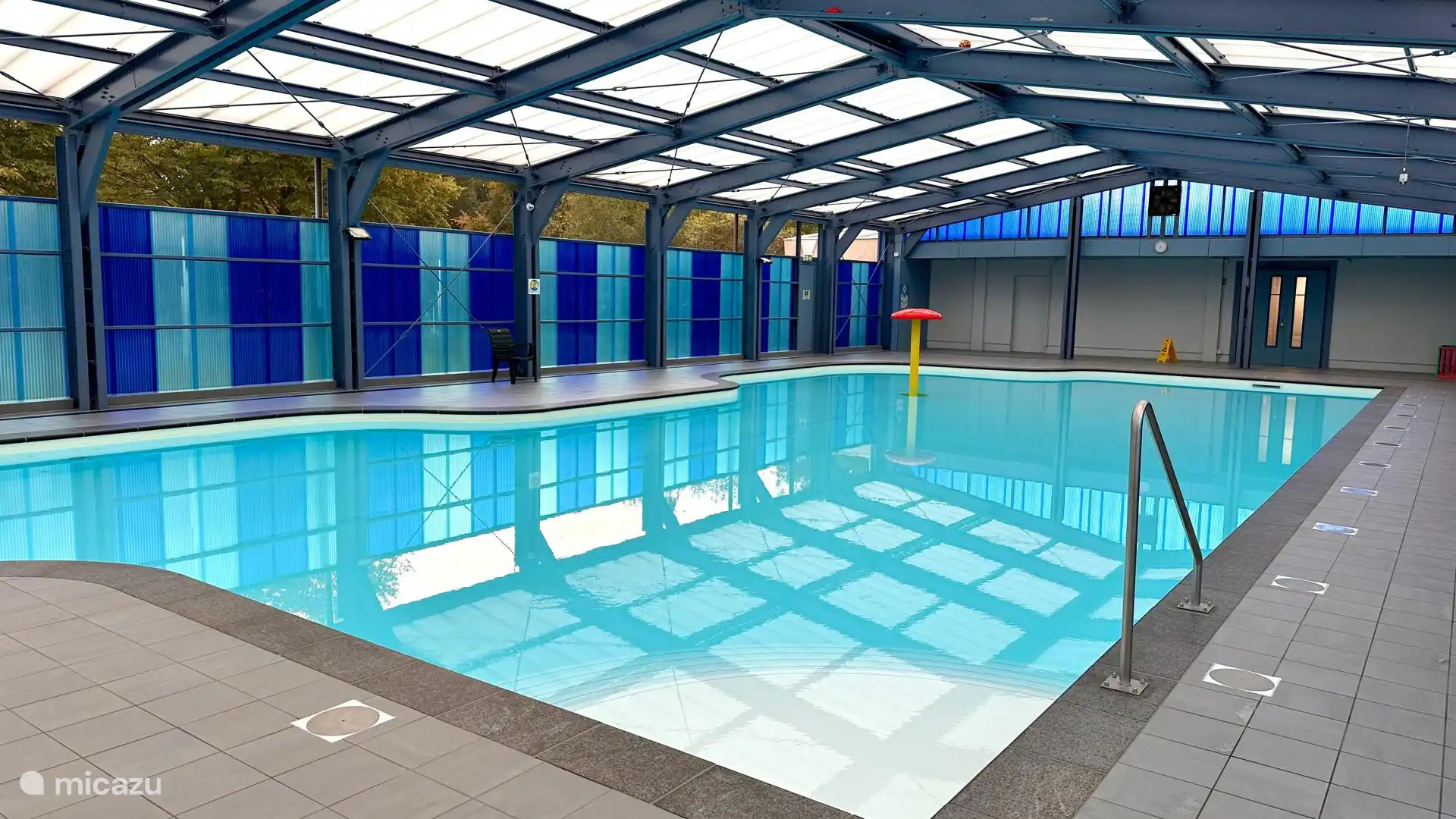 Het overdekte buitenzwembad