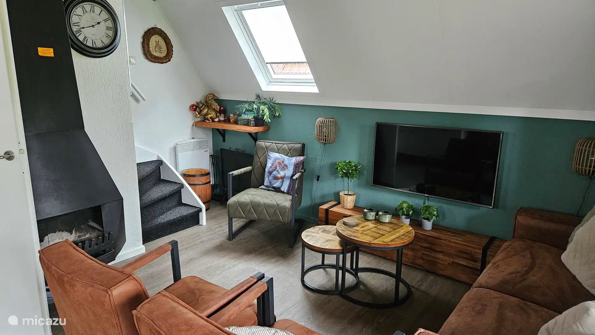 De sfeervolle woonkamer. In de woonkamer zijn 3 dakramen geplaatst wat de woning extra licht geeft