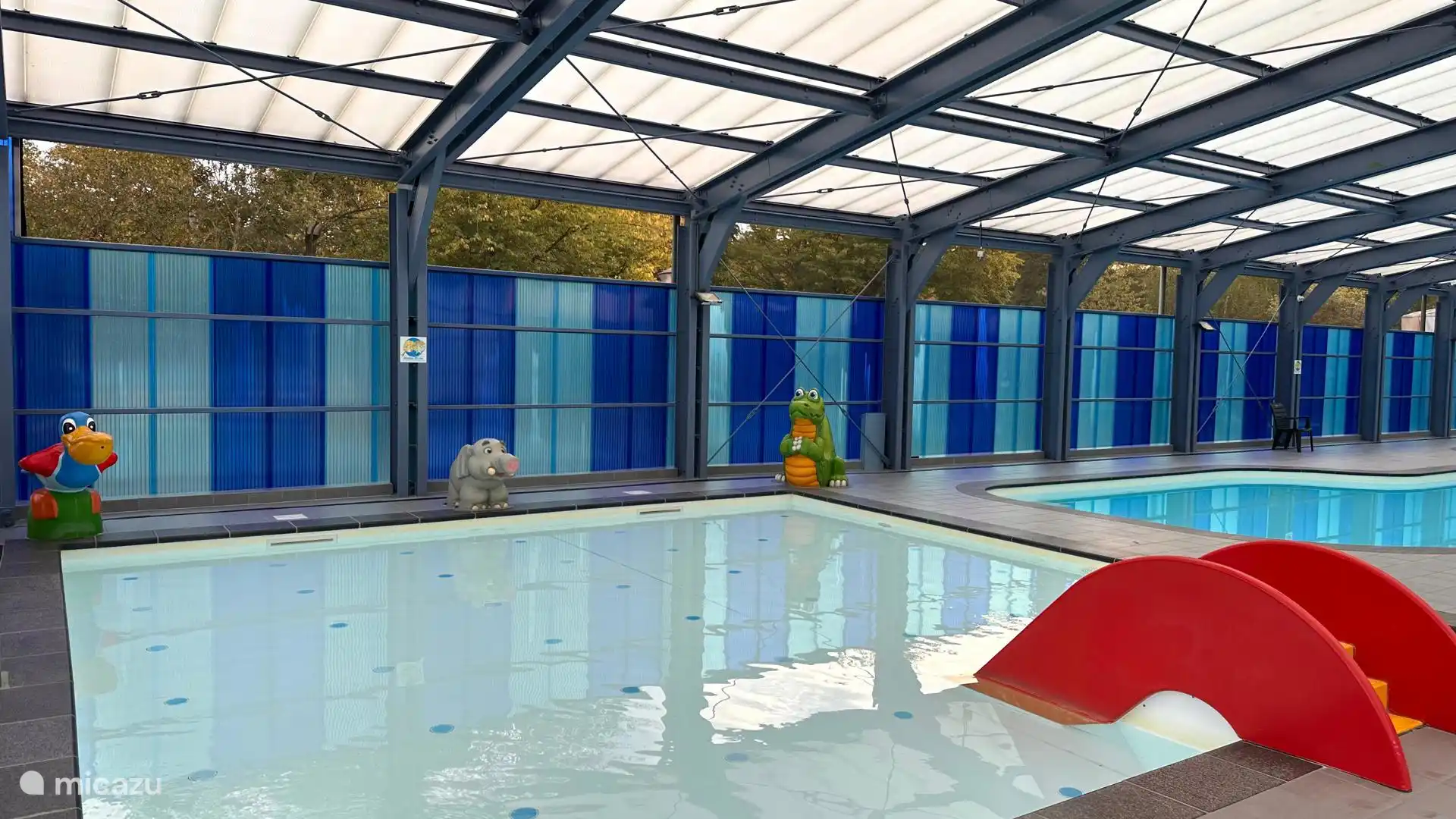 Het overdekte buitenzwembad