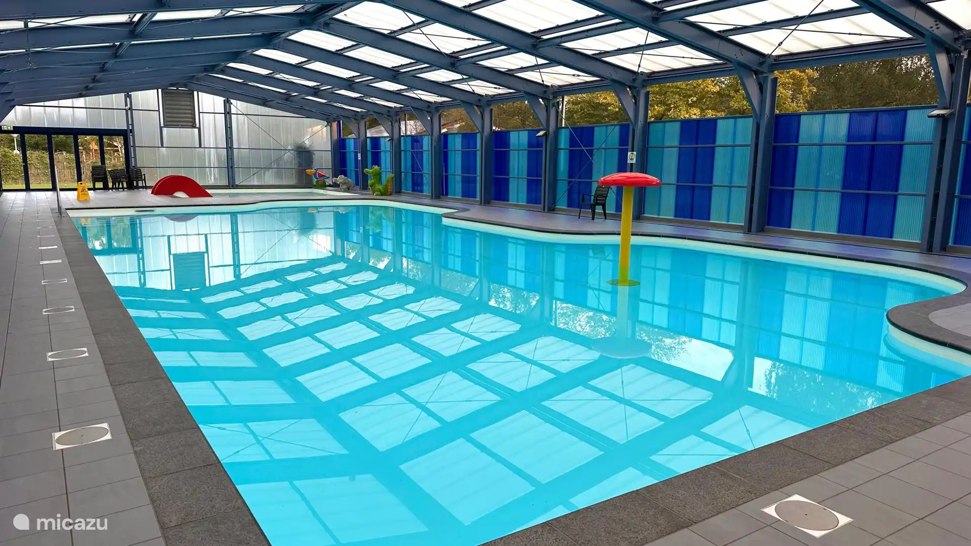 Het overdekte buitenzwembad