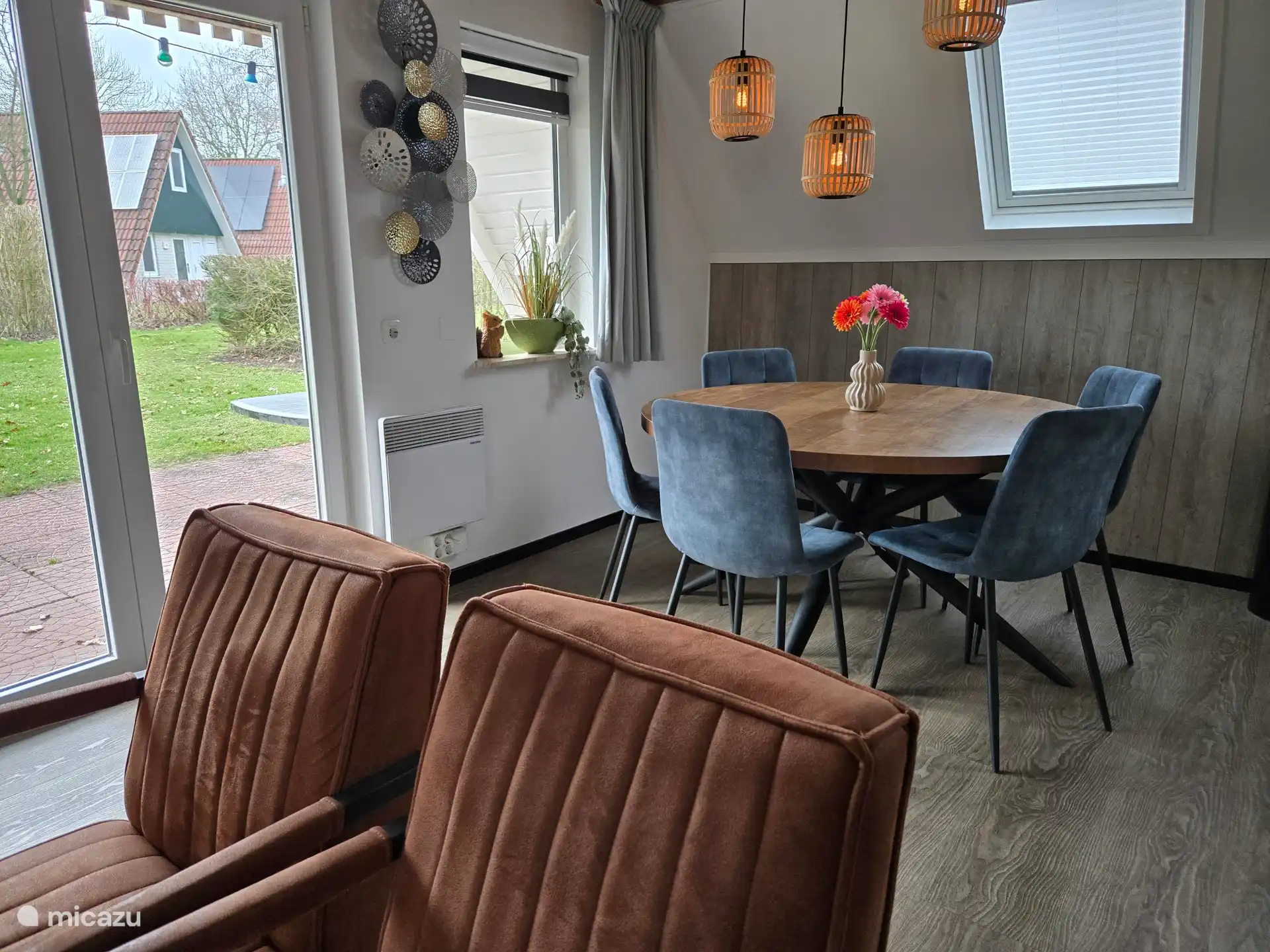 Gezellige ronde eettafel met 6 stoelen