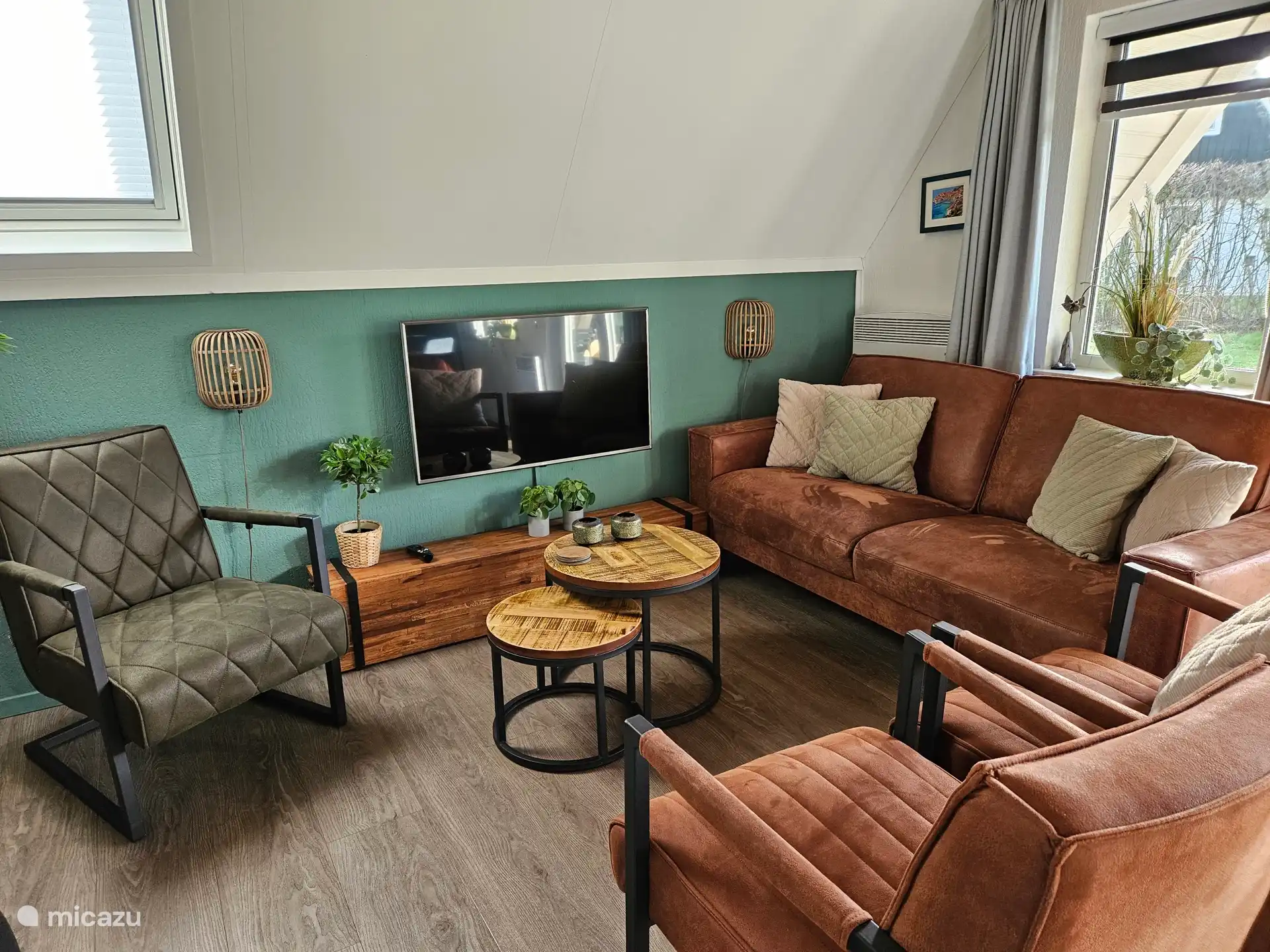 De gezellige woonkamer. De SMART televisie is voorzien van Ziggo kabel tv, Netflix, Videoland, NL ZIET