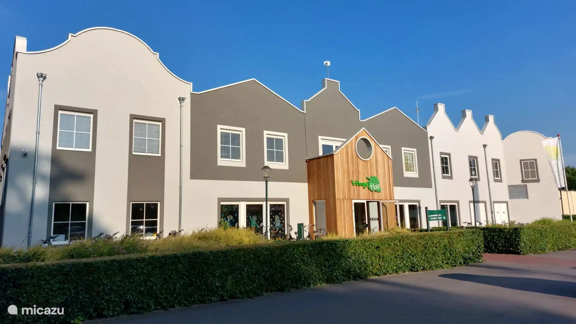 De buitenzijde van de Plaza. Hier vindt u o.a. de receptie, het restaurant, de indoor speeltuin, bowling, amusementshal en de toegang tot het overdekte buitenzwembad. 