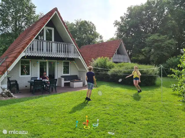 Ambiente y desmontaje en el parque de vacaciones en Países Bajos, Overijssel, Gramsbergen - casa vacacional Un jardín espacioso y agradable alrededor de la casa, ideal para que los niños jueguen
