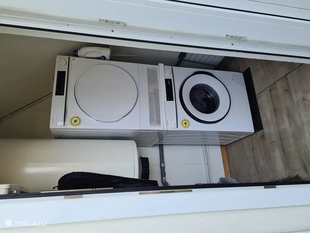 La lavadora y la secadora se encuentran en el trastero. Se proporciona detergente