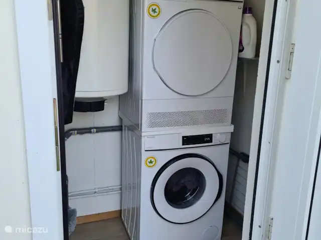Ambiente y desmontaje en el parque de vacaciones en Países Bajos, Overijssel, Gramsbergen - casa vacacional La lavadora y la secadora se encuentran en el trastero. Se proporciona detergente