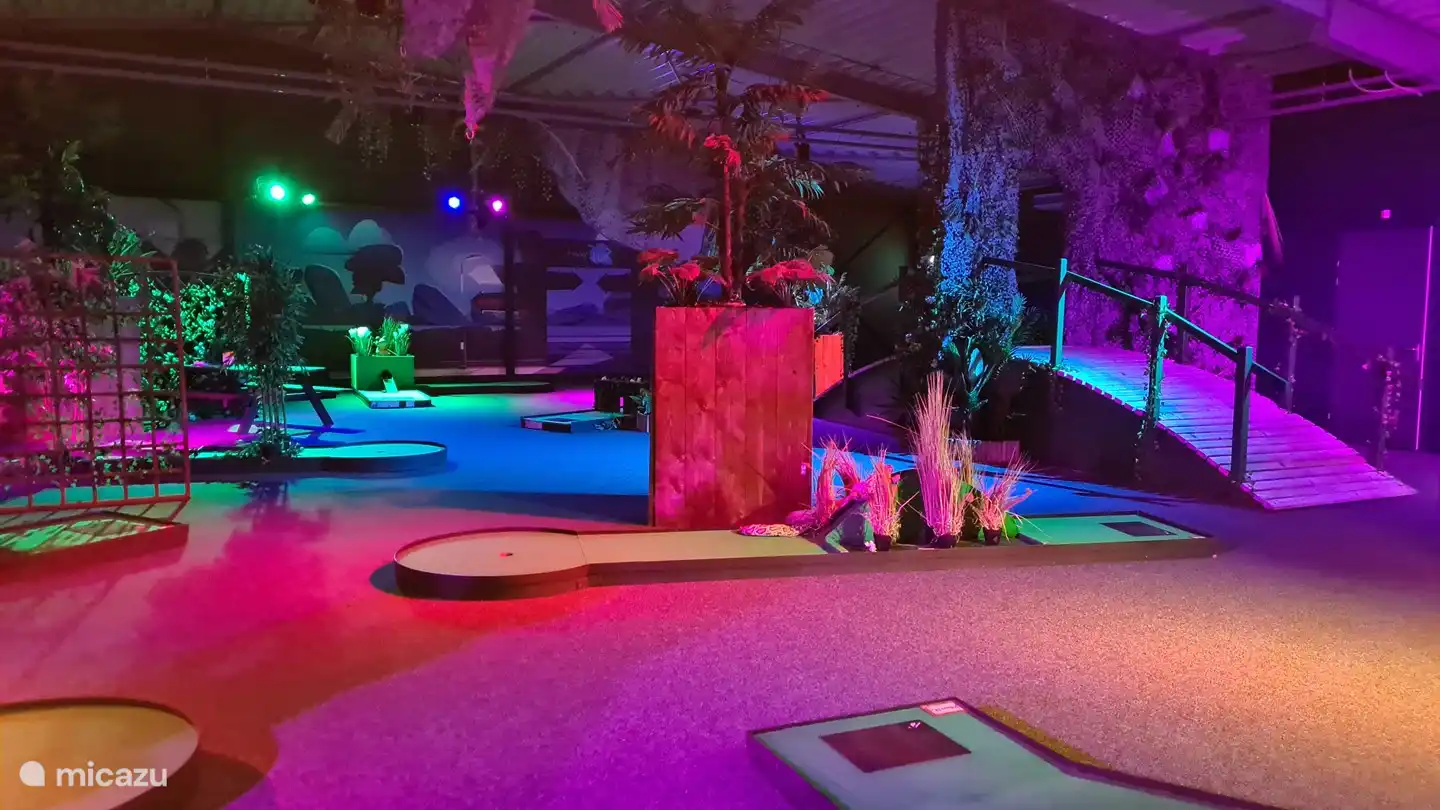 Minigolf cubierto en la Plaza del parque de vacaciones