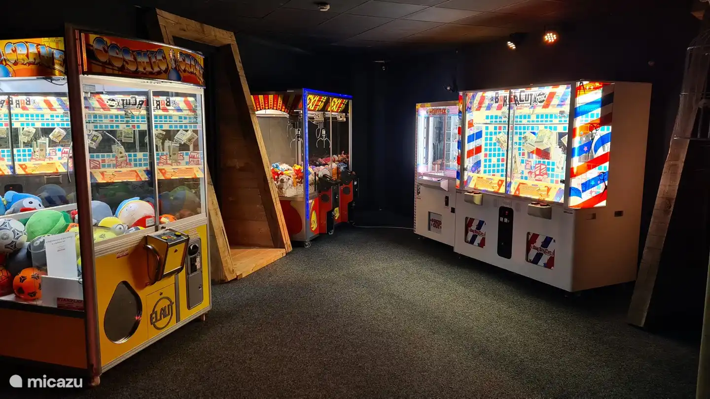 Máquinas tragamonedas en la Plaza del parque de vacaciones