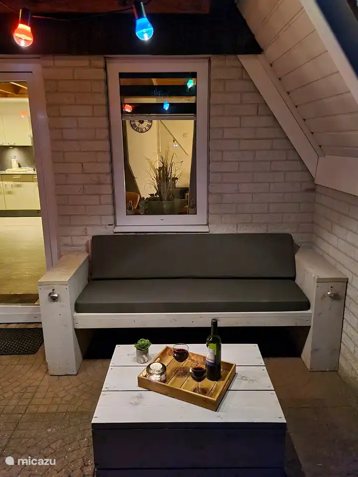 Un bonito sofá en la parte trasera de la casa.