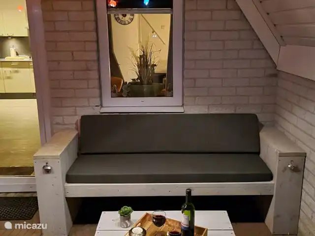 Ambiente y desmontaje en el parque de vacaciones en Países Bajos, Overijssel, Gramsbergen - casa vacacional Un bonito sofá en la parte trasera de la casa.