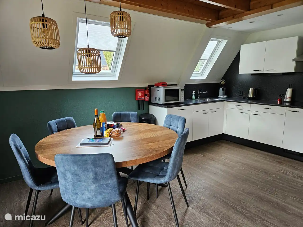 La cocina, equipada con combinado de microondas, placa de inducción, campana extractora, frigorífico con congelador, cafetera, Senseo, hervidor, tostadora, utensilios de cocina, vajilla, etc.