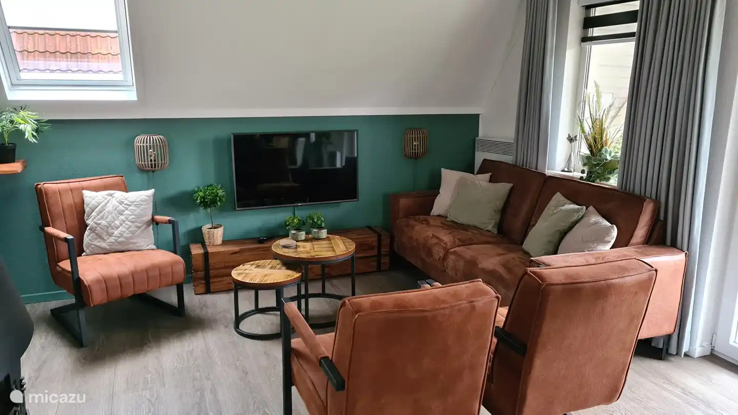 La acogedora sala de estar. Se han instalado 3 claraboyas en el salón, lo que aporta un extra de luminosidad a la vivienda