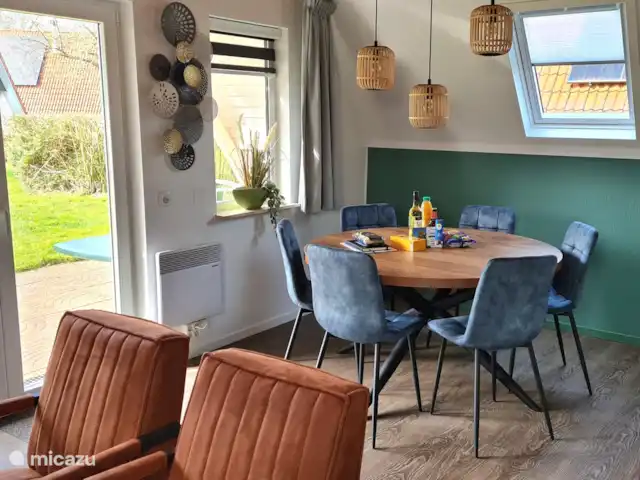 Ambiente y desmontaje en el parque de vacaciones en Países Bajos, Overijssel, Gramsbergen - casa vacacional La acogedora mesa del comedor