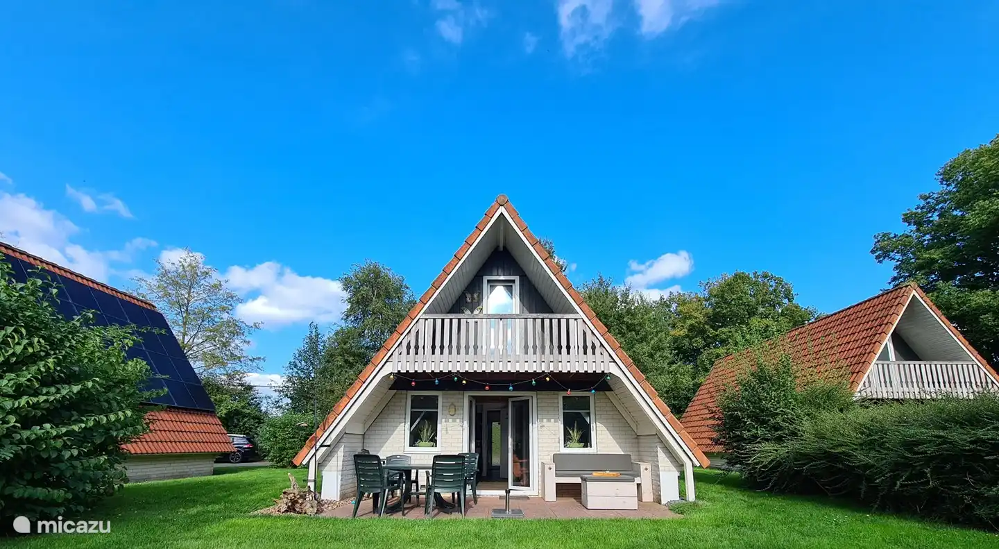 La casa de vacaciones, con el jardín soleado a su alrededor