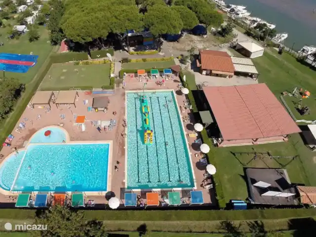 Chalet 6 personnes | Camping Rivière | Italie, Ligurie, Ameglia - chalet Vue d'ensemble piscine