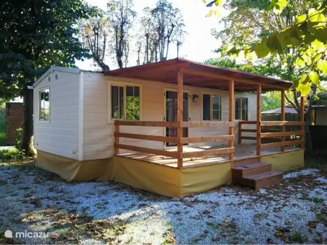 Chalet 6 personnes | Camping Rivière | Italie, Ligurie, Ameglia - chalet Porche avec table à manger et chaises d'extérieur
