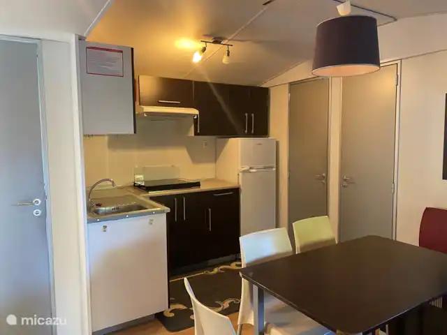 Chalet 6 personnes | Camping Rivière | Italie, Ligurie, Ameglia - chalet Cuisine avec grand frigo