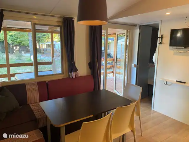 Chalet 6 personnes | Camping Rivière | Italie, Ligurie, Ameglia - chalet Coin salon à l'intérieur