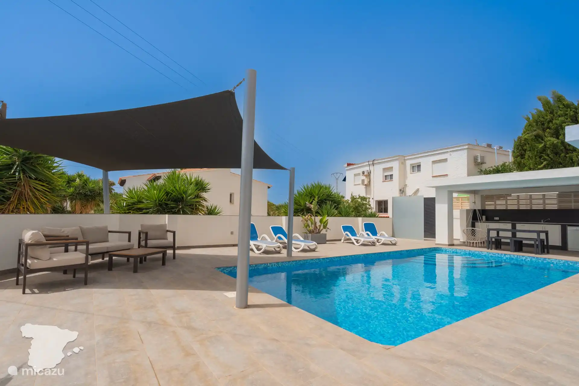 Privater Swimmingpool mit Terrasse